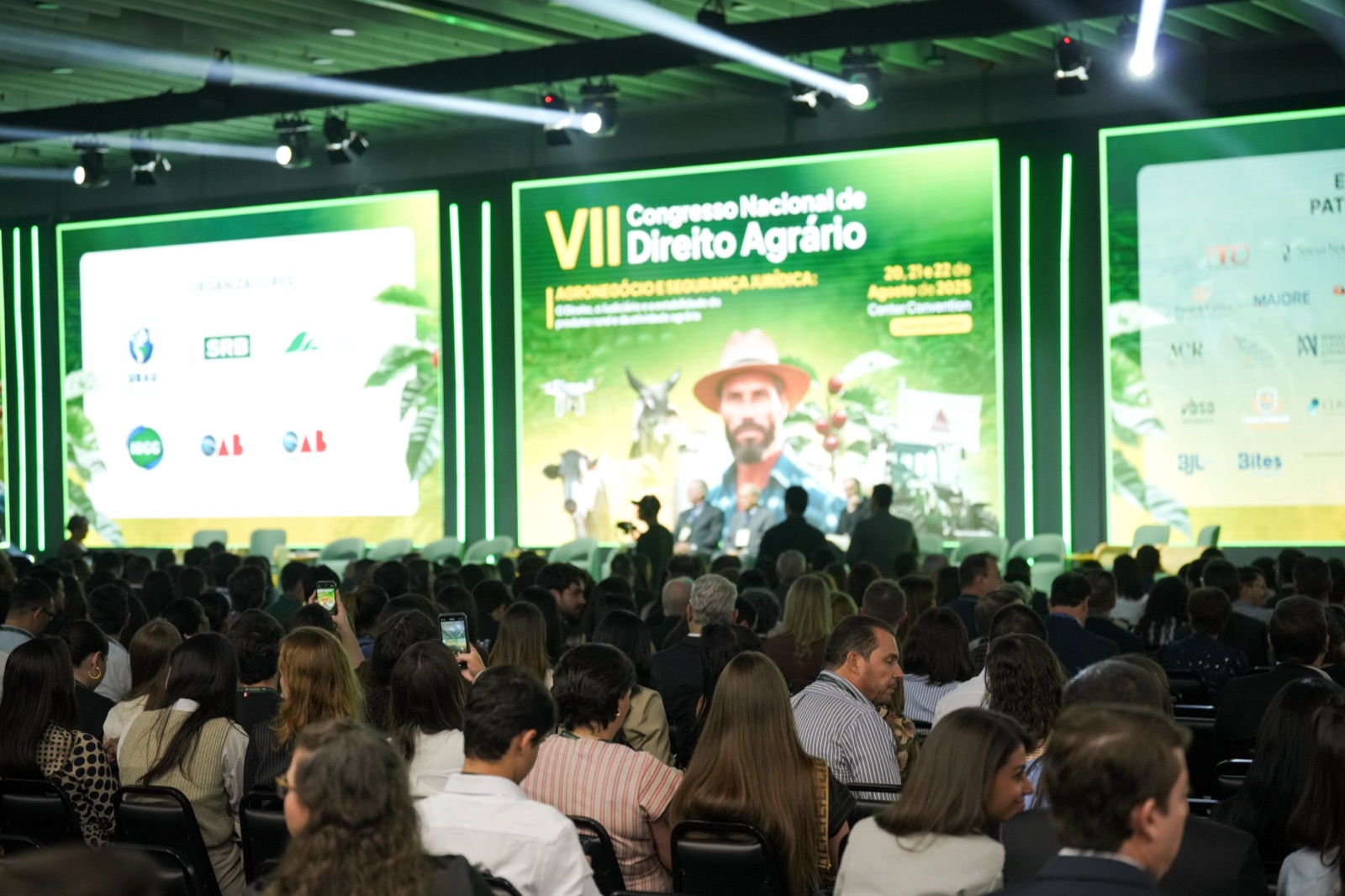 Plateia lotada na plenária do VII Congresso Nacional de Direito Agrário, Uberlândia 2025